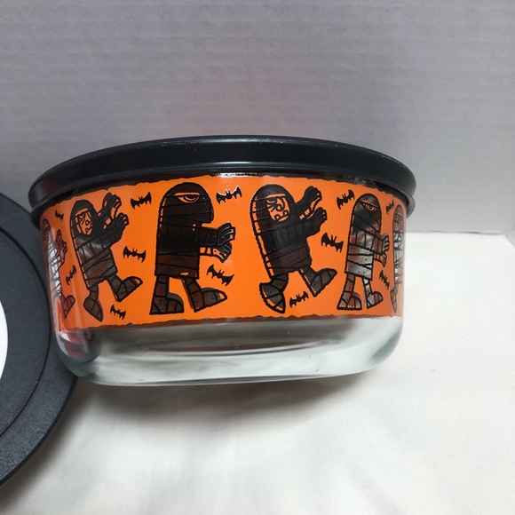 Lot 2 Pyrex Halloween 4 cup bowls Bats Mummy - Picture 8 of 8